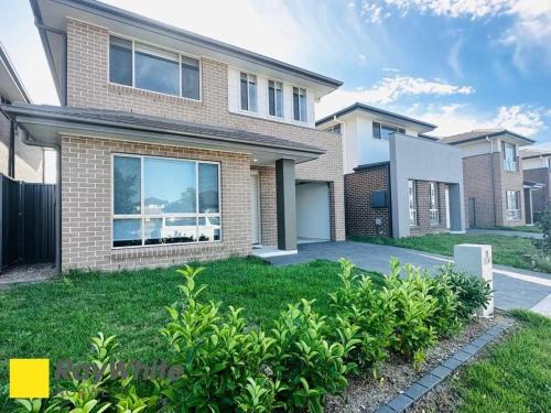 Marsden Park House | Relaxing 5BR House, 3 Bathrooms, Garden and BBQ