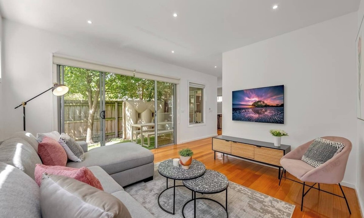 Kew House | Relaxing Getaway Oasis with Patio in Charming Kew