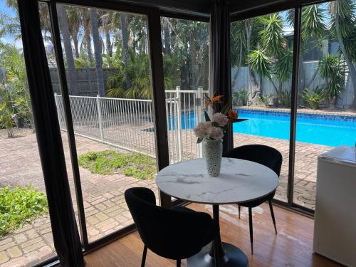 Bentleigh House | Relaxing Oasis for Families- Pool& Lush Yard
