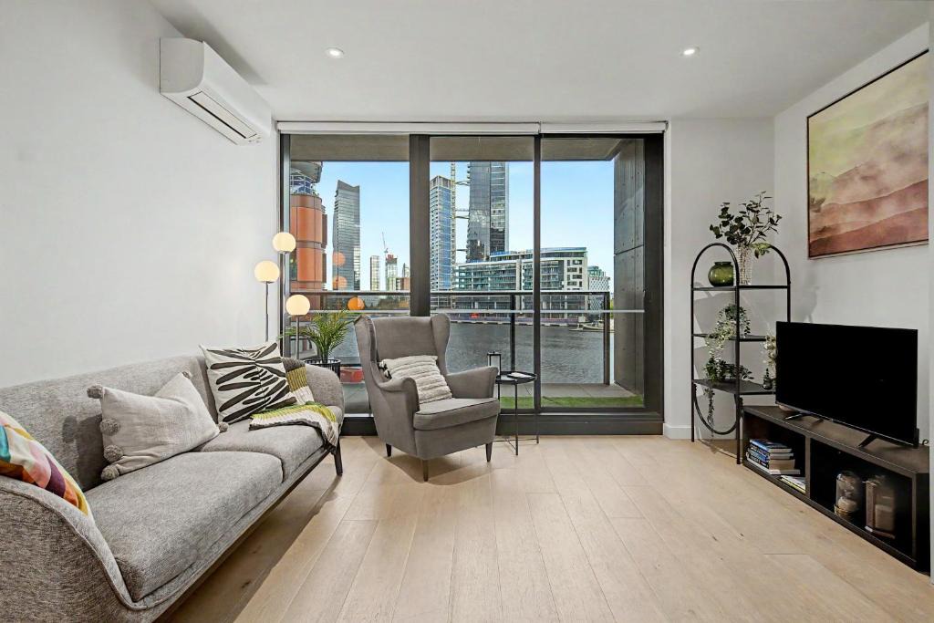 Docklands Apartment | Relaxing Riverfront Retreat with Study with Pool Gym