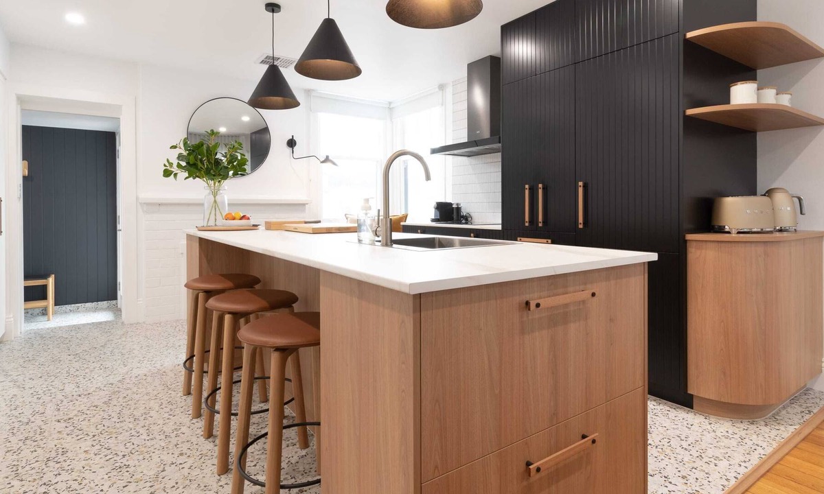 South Launceston House | Renovated Delight: Near City & Parking