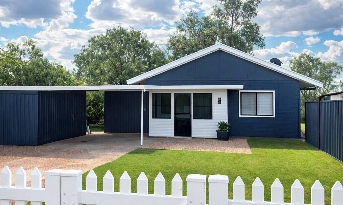 Lightning Ridge House | Renovated Family sized Retreat with everything you need.