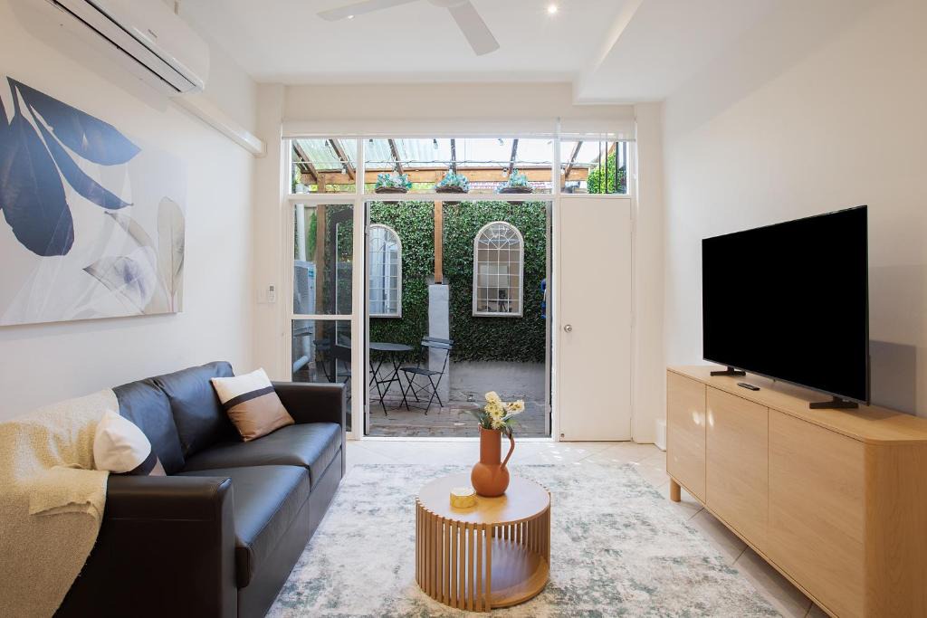Surry Hills Apartment | Renovated Terrace 5 Min Walk to Central Station