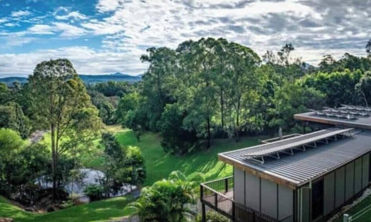 Repton House | Repton River Views - sleeps 15 jetty & heated pool