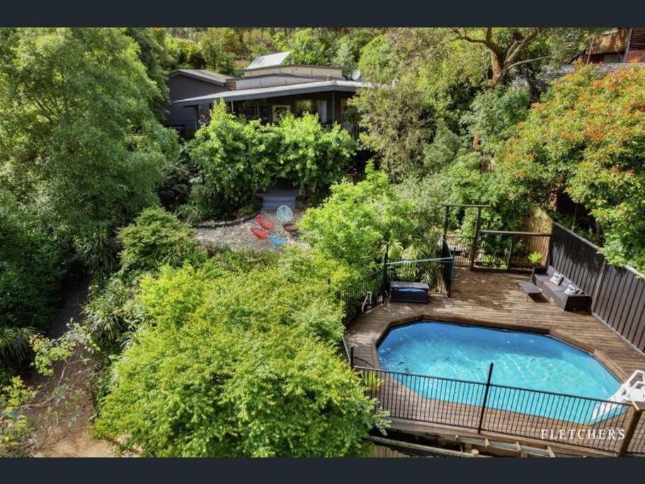 North Warrandyte House | Resort-style 5 bdrm home w pool, spa & billiards!