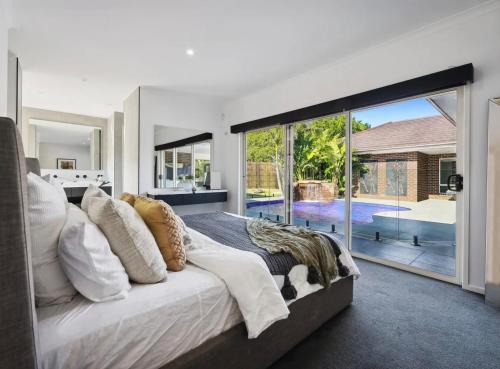Craigieburn House | Resort-style family retreat with pool & gym