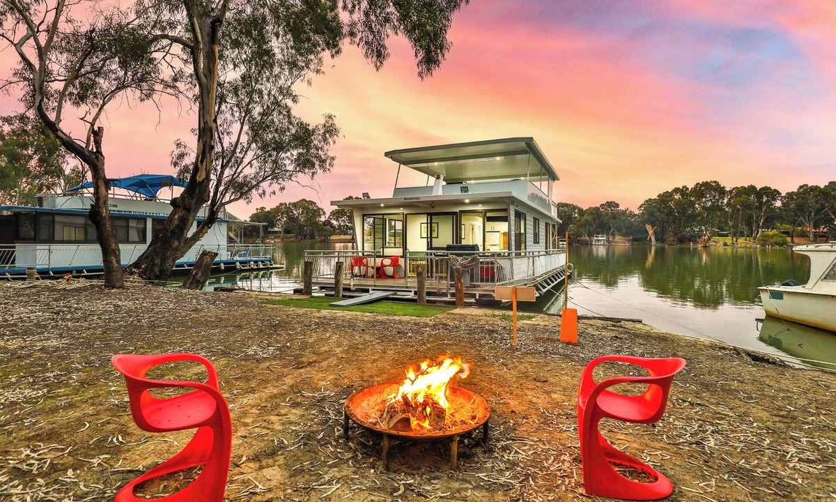 Mildura Boat Rental | Restaway Houseboat Mildura -Modern Moored Accommodation on the Murray River