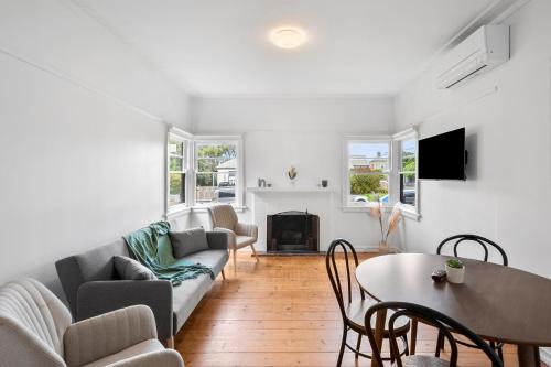 Geelong House | Retro 3BR Gem Near Beach and CBD, Mibnb