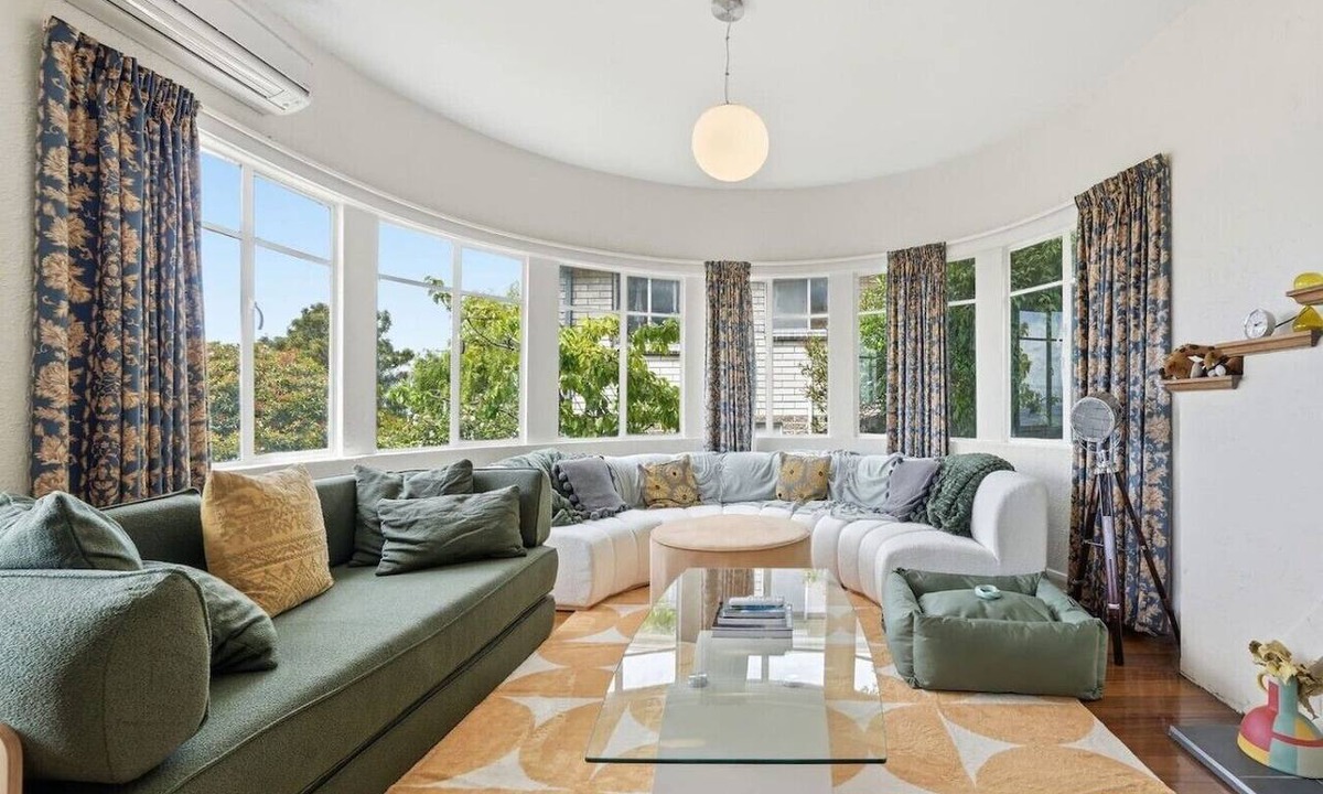Taroona House | Retro Haven with River Views