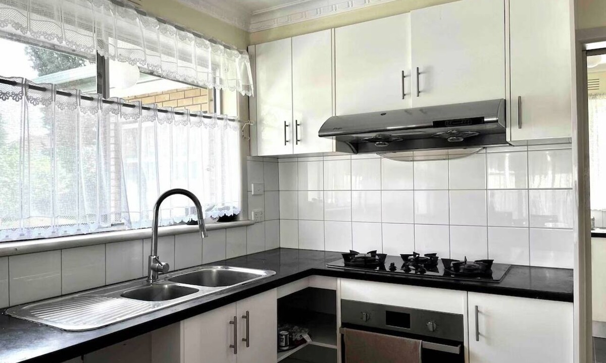 Ringwood House | Ringwood 4BR House near Eastland + Parking