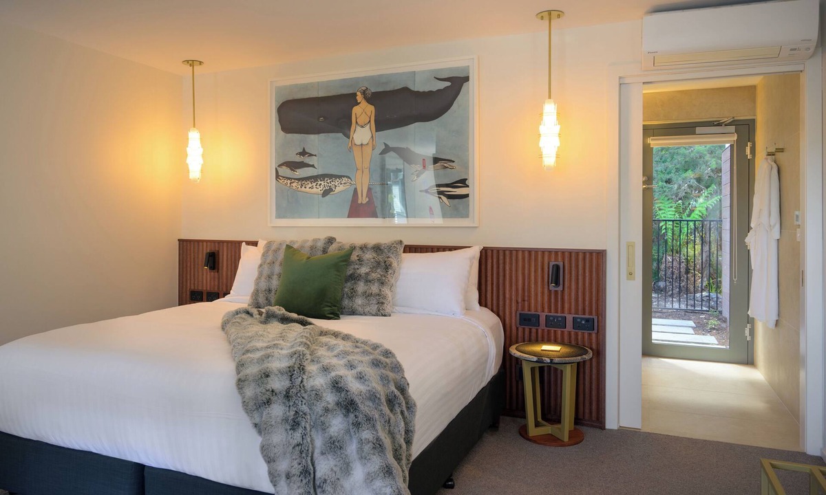 Strahan Hotel | Risby Cove