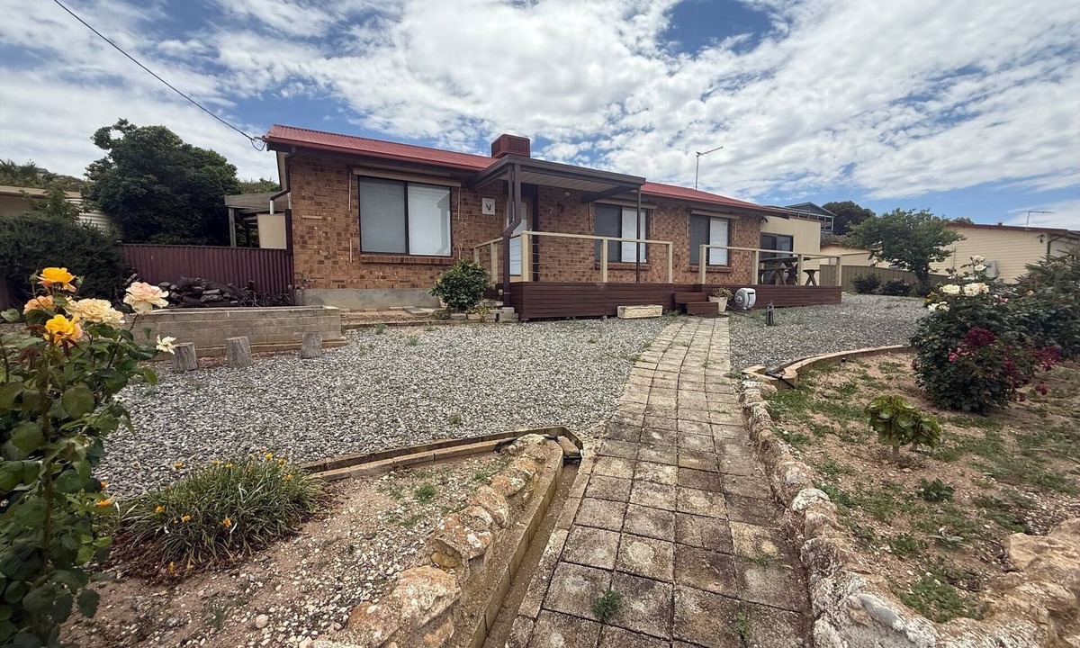 Tiddy Widdy Beach House | Rise and Tide Beach House - Esplanade! Sea Views! Off Peak special available!
