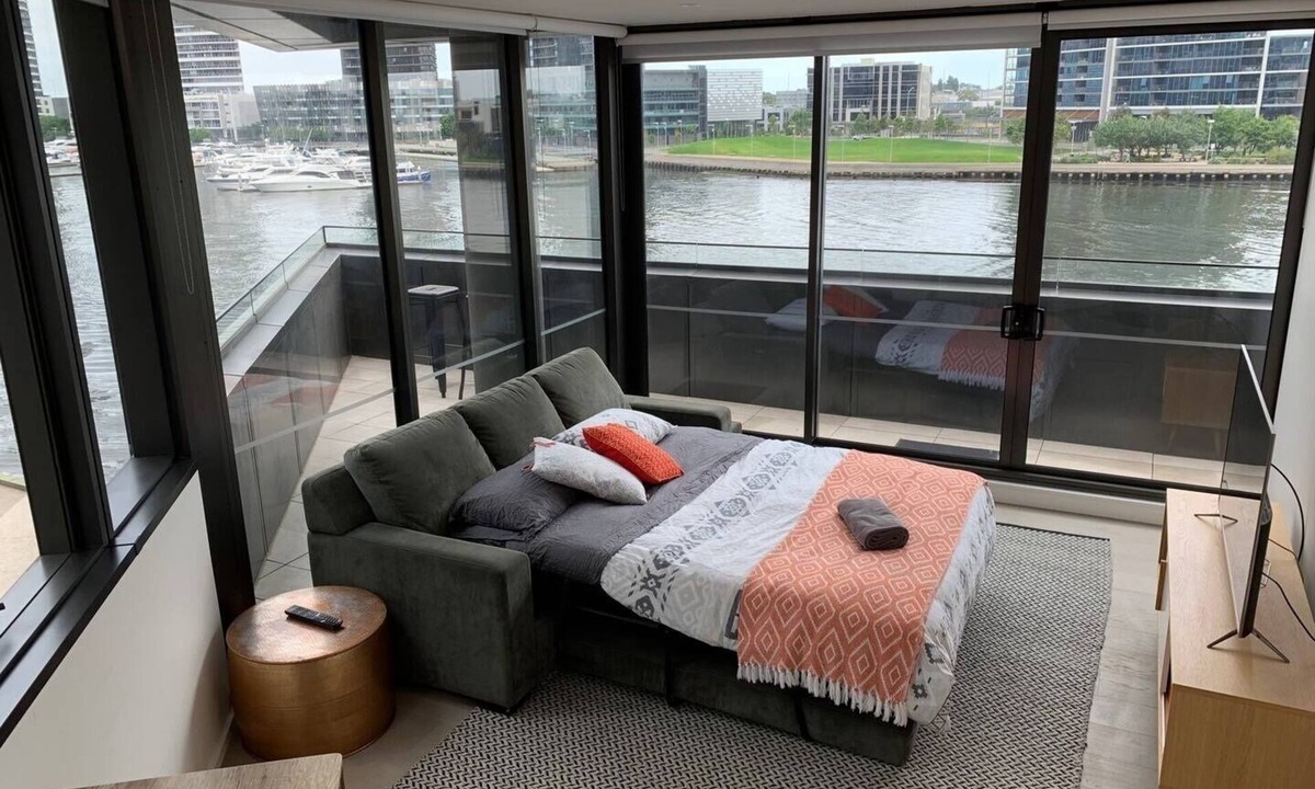 Docklands Apartment | River Delight: Free Parking, Gym