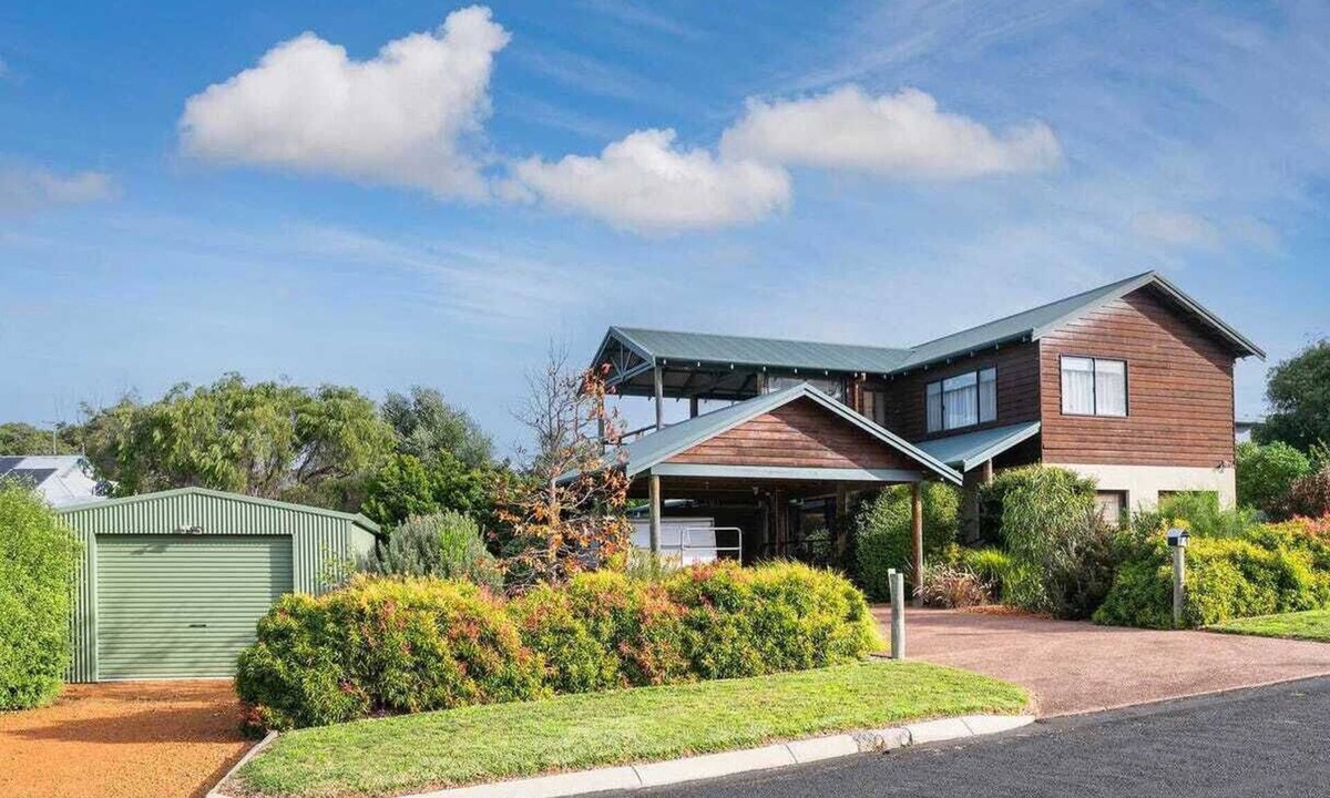 Augusta House | Riverside holiday home
