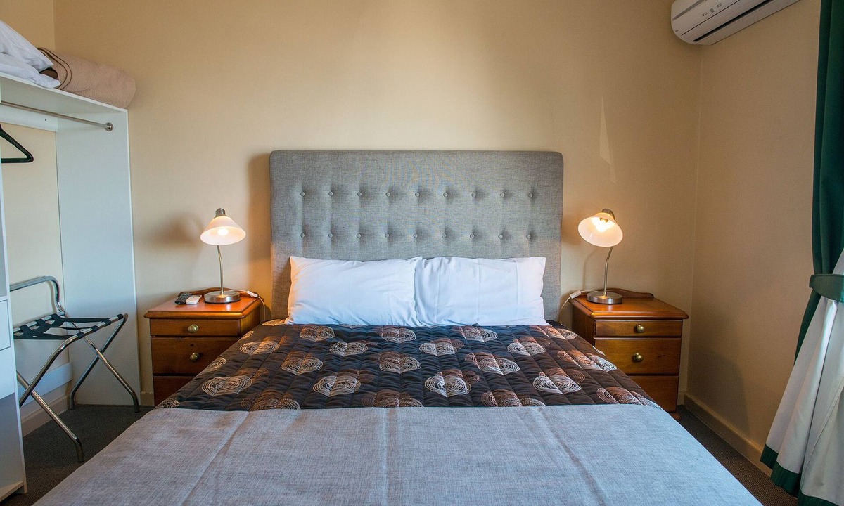 Seymour Hotel | Riverside Hotel Motel