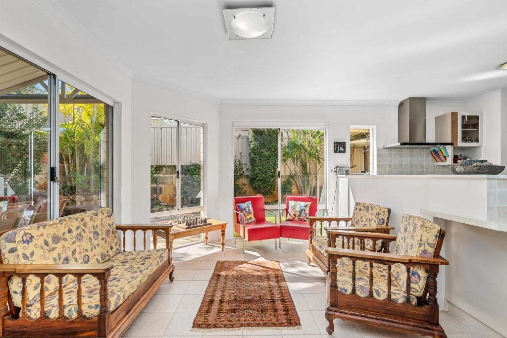 Wilson House | Riverside Retreat Near Curtin Uni & Lo Quay Café