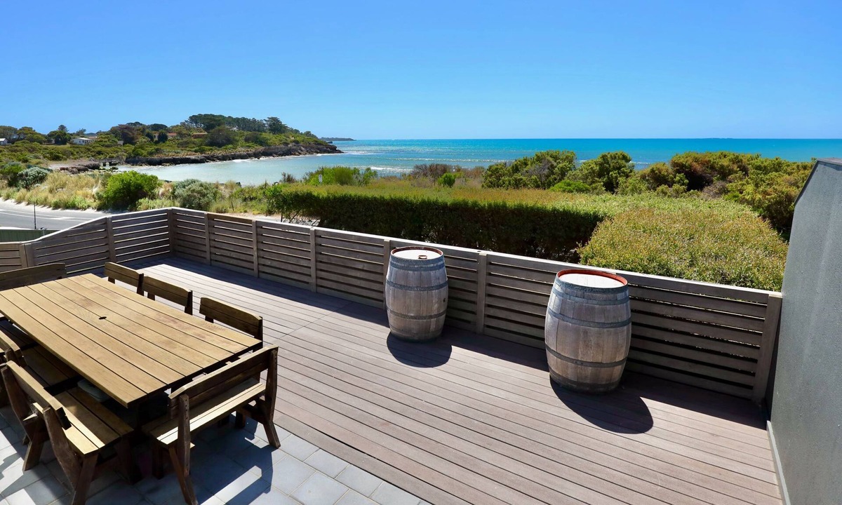 Waterhouse House | 'Robe On The Beach' - Large, sprawling beachfront holiday home in Robe.