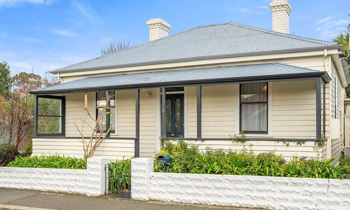 New Town Cottage | Roope Cottage-Location, Free WiFi & Parking