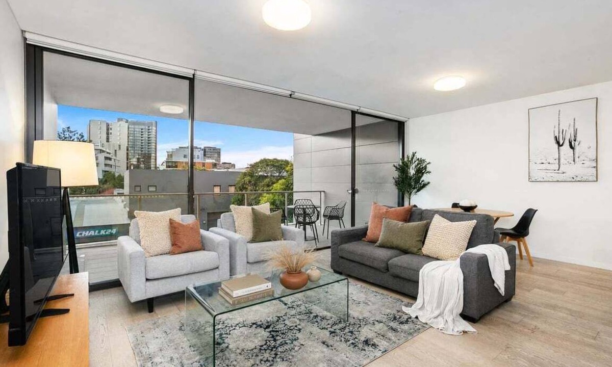 Rosebery Apartment | ROSE9 - Sunlit Rosebery Stay | Balcony & Easy Airport Access
