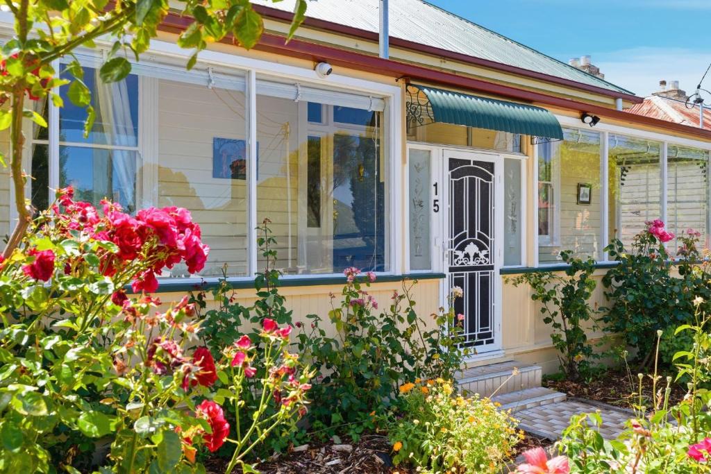 North Hobart House | Rosehaven Retreat - Pool Table - Free Parking - Walk to Restaurants