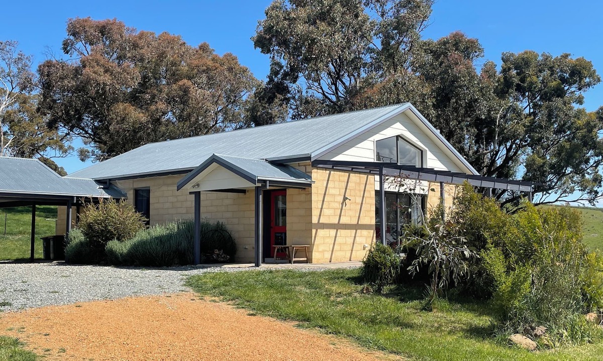 Orange House | Rural retreat and family friendly