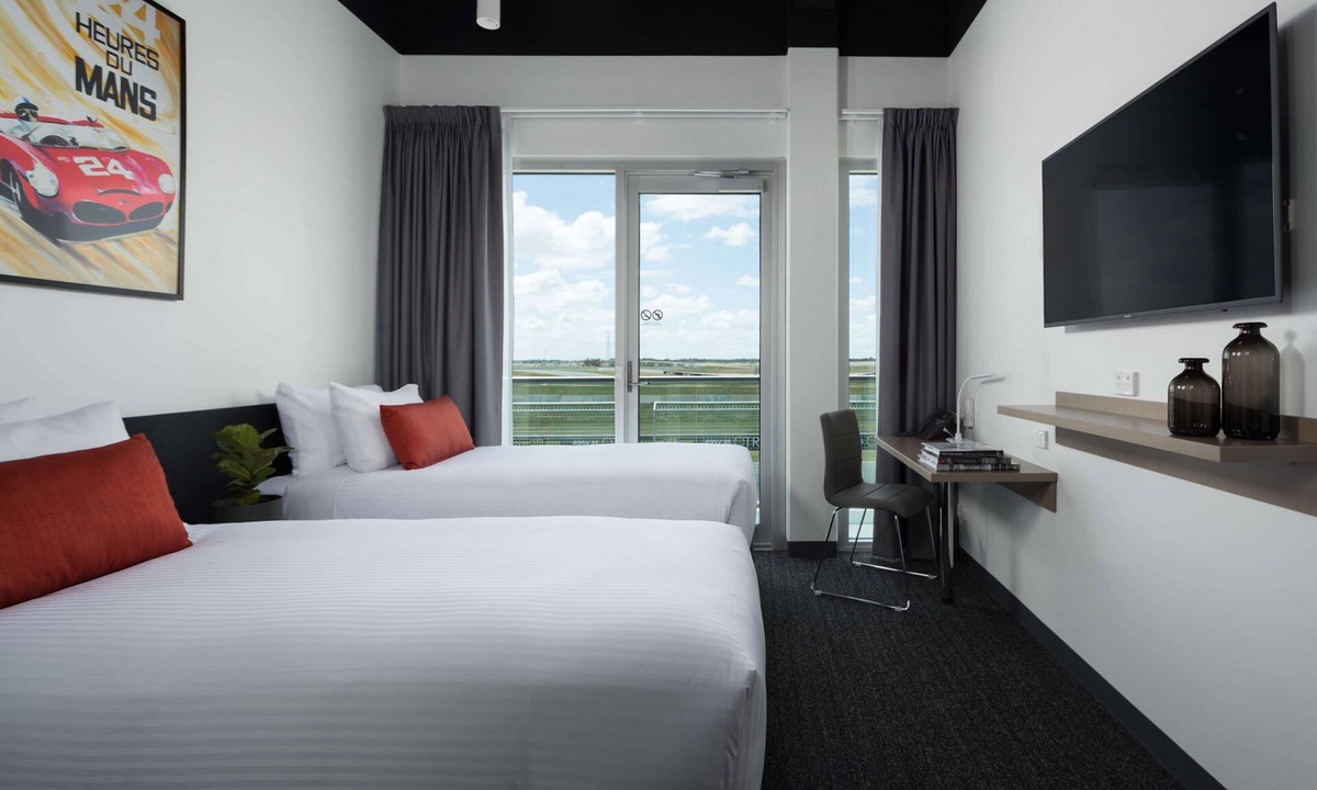 Seymour Hotel | Rydges Pit Lane Hotel