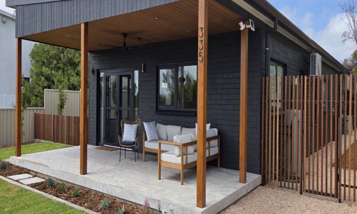 Lake Wangary House | Salt 5607 | Newly Renovated Luxury on the Coffin Bay Esplanade