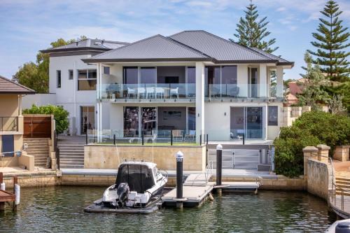 Halls Head House | Sanctuary Cove I Private Properties