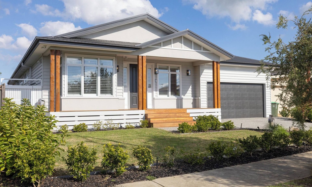 Cowes House | Sanctuary of Hope by Ready Set Stay - WIFI, linen and towels, garage, Netflix
