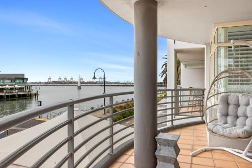 Port Melbourne Apartment | Scenic Beachside 3-bedroom with Water Views