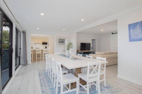 Wamberal House | Sea Break - Spacious Cottage near Wamberal Beach