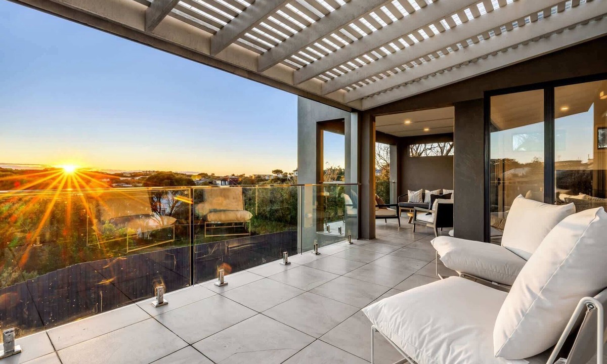 Sorrento House | Sea Breeze -New Pool, Shops 280m, Beach 800m-12pax