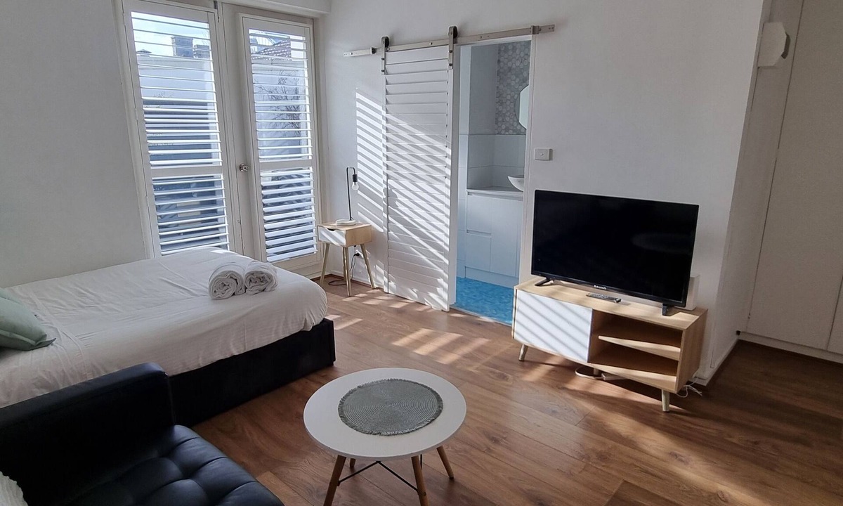 St Kilda West Apartment | "Sea Breeze" - Spacious studio apartment, Acland Street St Kilda