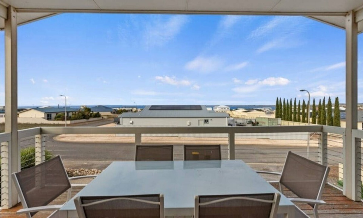 Para Wurlie House | Sea's the Day - Spacious, Sea Glimpses from Balcony!