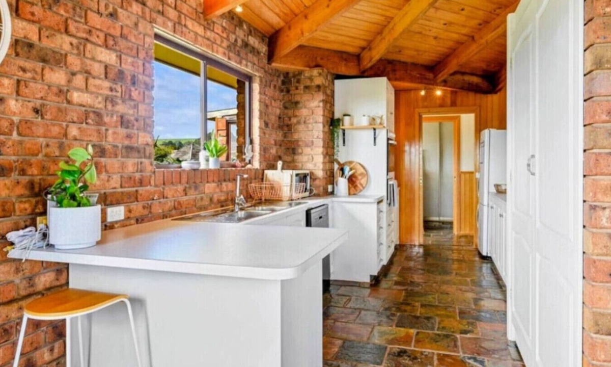 Sulphur Creek House | Seabreeze Retreat by the Beach