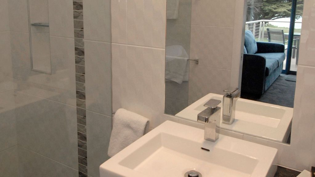 Portland Apartment | Seascape Accommodation - Queen Suite