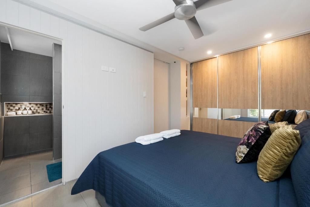 Hermit Park Apartment | Serene Courtyard Retreat - Stylish & Pet Friendly