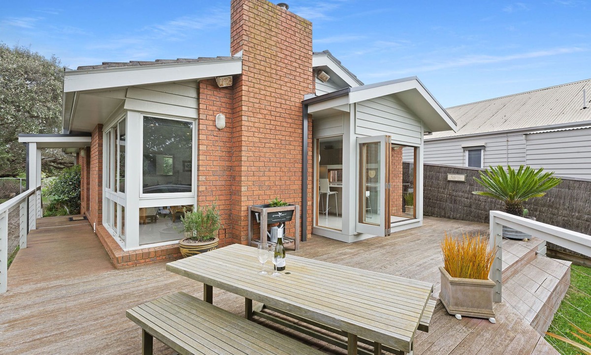 Sorrento House | Set high up on the hill in this very popular pocket of Sorrento (sleeps 7)
