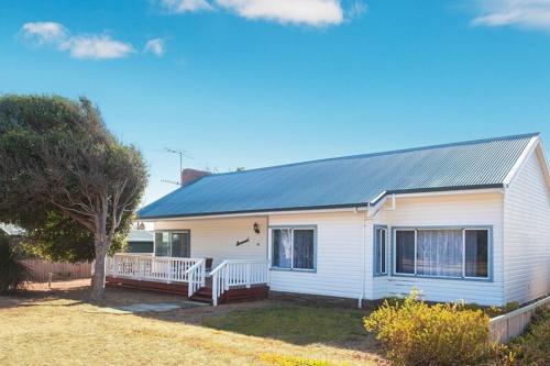 Augusta House | Sherwood - An easy walk to the Colourpatch Cafe and the river