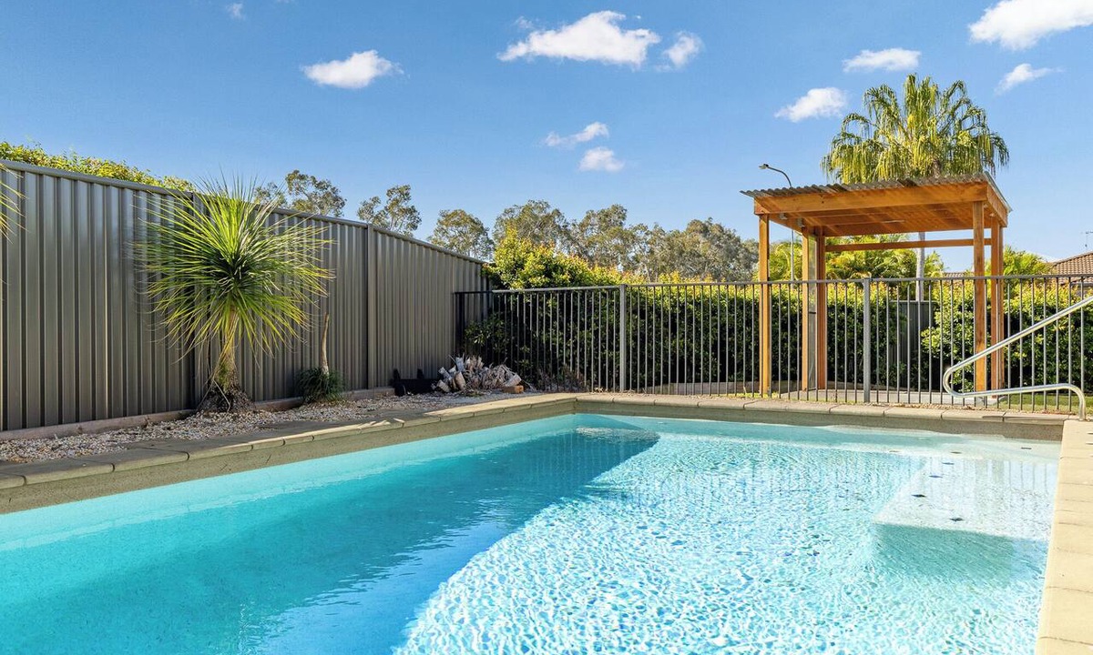 Burrum Heads House | Simplibee – Pool-Aircon-Sleeps 8-3 bedrms-2 baths-WiF-4 TVs-Linens-Pets