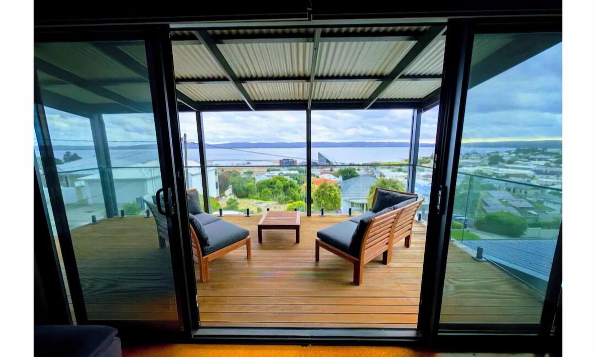 Albany House | "Simply the Best View" House in Central Albany