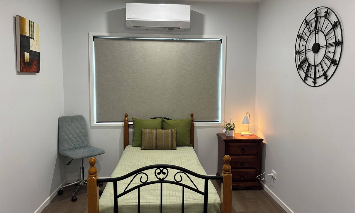 Deer Park House | Single room with accessible ensuite