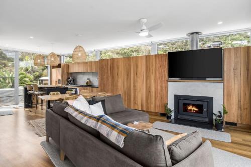 Separation Creek House | Six Degrees - beach across the road
