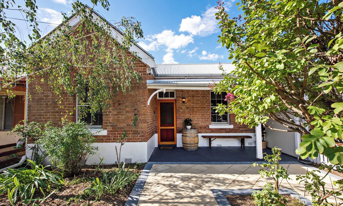 Central Mudgee House | Sleep 6: King bed,2 queen beds- 5 min walk to town