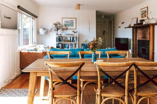 Binalong Bay House | Sloop Cottage - Beachfront - Vibes