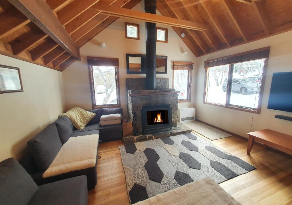 Dinner Plain Ski Chalet | SNOWED INN apartment