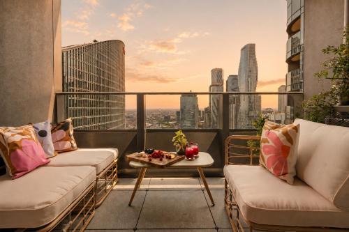Docklands Apartment | SODO Level 35 2 Bed Santuary with Balcony & Resort Amenities - Pool Jacuzzi Sauna Steam Room & Gym