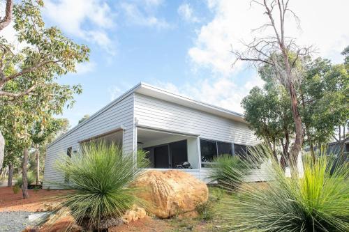 Margaret River House | Solara Escape - Cozy & modern, fireplace, bush surrounds
