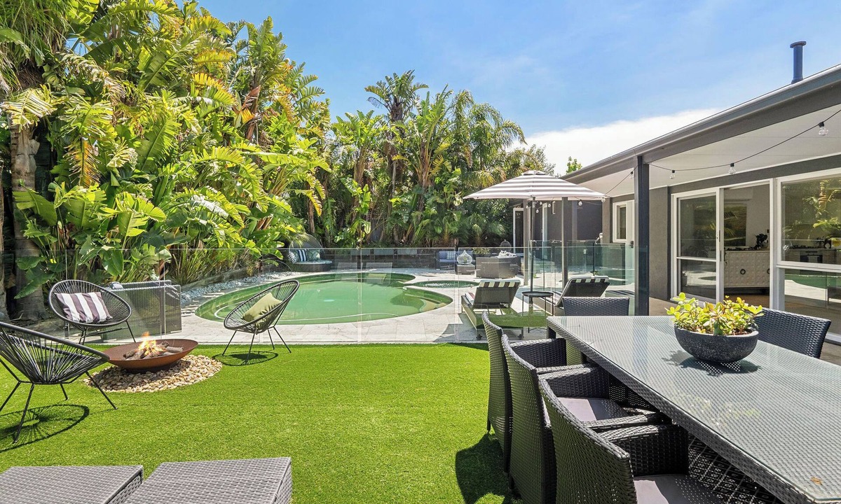 Sorrento House | Sorrento retreat, pool, spa and sauna, walk to village & beaches (sleeps 12)