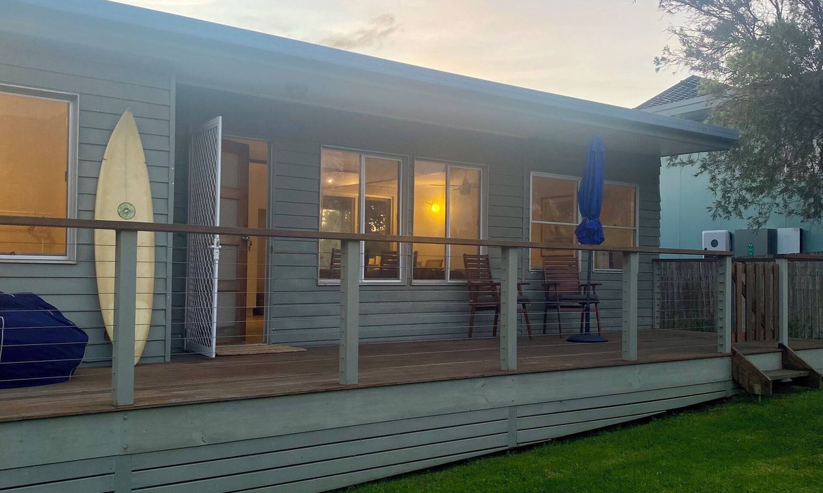 Moruya Heads House | “Southerly Change”. Groovy retro/modern Beach House. Bring your surfboard & dog!
